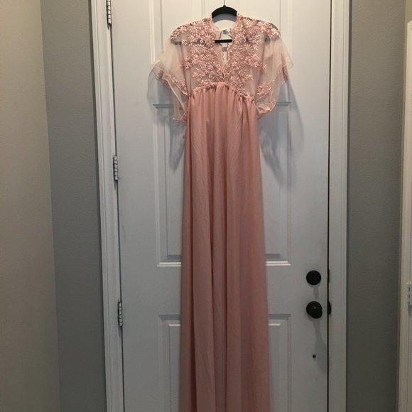 Mary Had a Little Lace pink maternity photo shoot robe - Picture 4 of 5